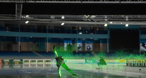 Unieke mobiele windtunnel op ijs meet aerodynamische houding Nederlandse schaatsers
