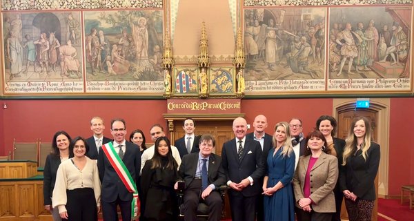 Thialf ontvangt bezoek van Italiaanse delegatie